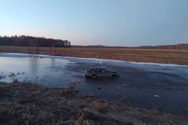 В Омской области иномарка слетела в кювет с талой водой - водитель погиб