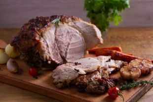 Готовим мясо к Пасхе: рецепт буженины из свинины с чесноком