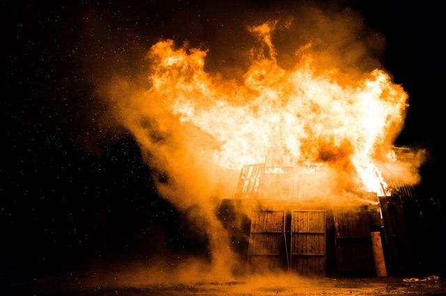 Более 30 человек тушили ночью пожар на Шуисте в Пензе