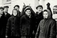 В группе студентов Кировского авиационного техникума на картошке, 1958 год. В центре - Станислав Юрьев (ему одногруппник рожки подставляет). 