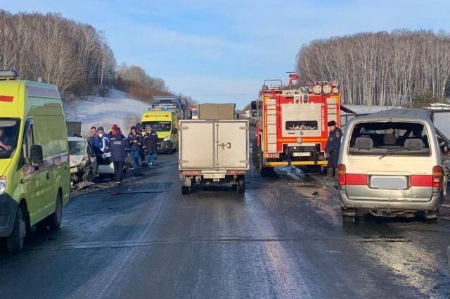 Автобус с пассажирами упал в кювет недалеко от Южно-Сахалинска
