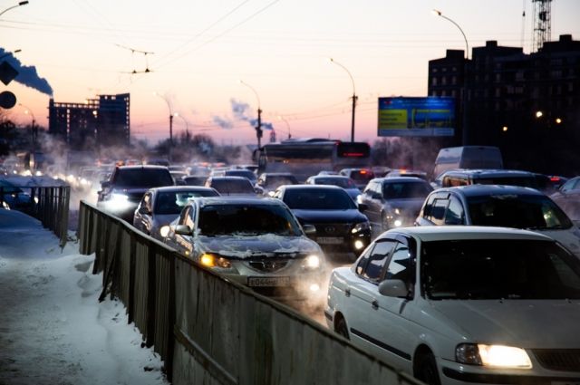 Пробки в Новосибирске достигли 8 баллов из-за снегопада и гололеда