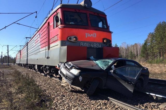 В Свердловской области поезд протаранил автомобиль