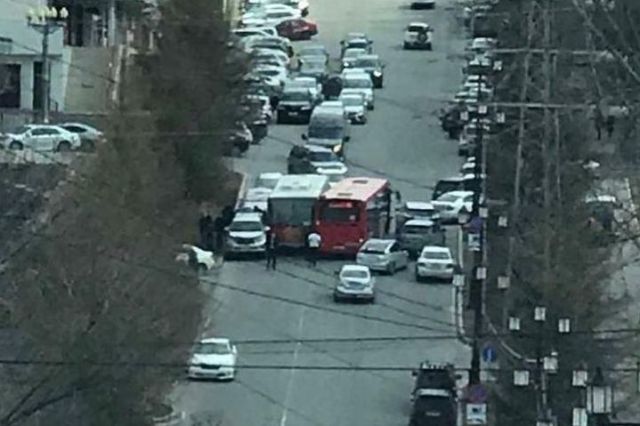 В Хабаровске ДТП с двумя автобусами перекрыло ул. Тургенева