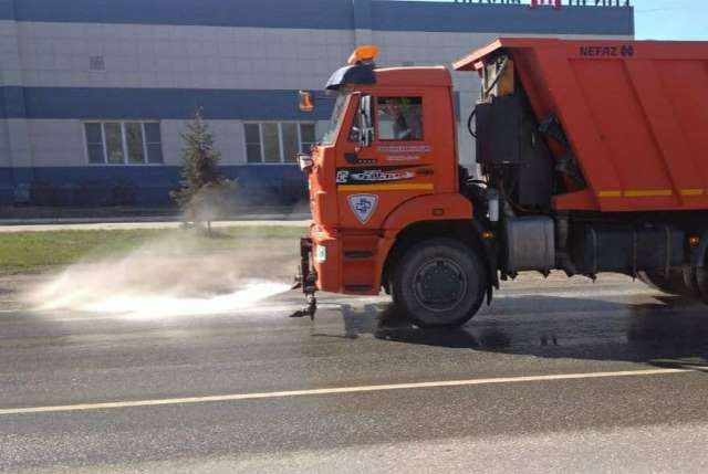 Дороги и общественный транспорт начали мыть в Челябинске