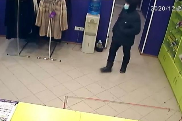 Житель Гусь-Хрустального района украл у работников магазинов 20 тыс. рублей