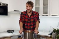 Евгений Клопотенко готовит борщ.