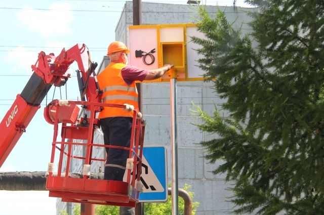 В Омске рядом со школами и детскими садами установят 40 светофоров