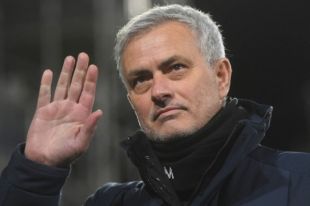 «Тоттенхэм» уволил Моуриньо с поста главного тренера.