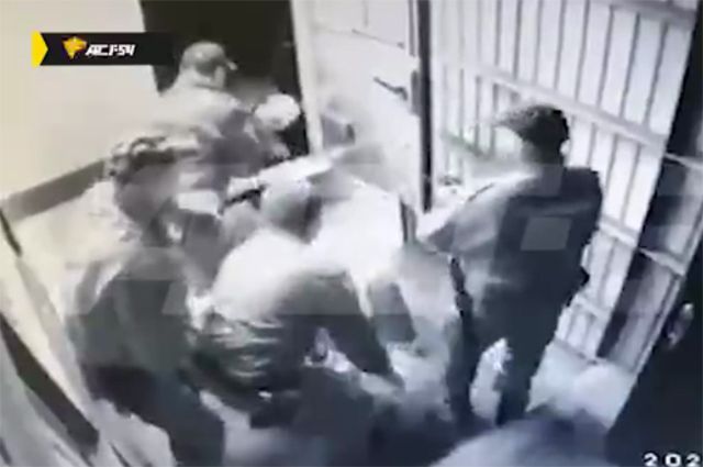 Появилось видео нападения мужчины на полицейскую у суда в Новосибирске