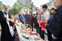 Освящение куличей накануне праздника Пасхи около Храма святителя Николая Мирликийского в Кузнецкой Слободе.