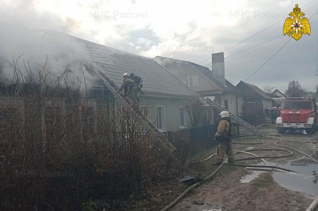 В Брянске пожарные тушили горящий дом почти три часа