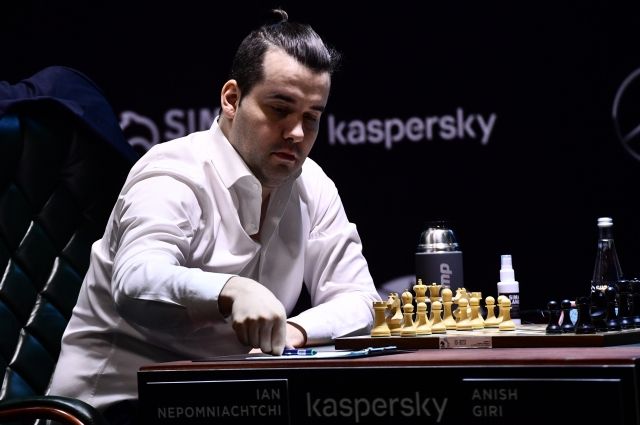 Шахматист Непомнящий сыграл вничью с Гири на турнире претендентов