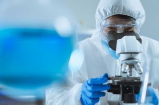 Ученые будут заражать COVID-19 добровольцев для исследования иммунитета