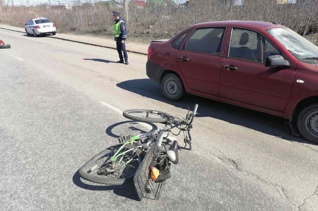 Автомобиль сбил велосипедиста на дороге в Челябинске