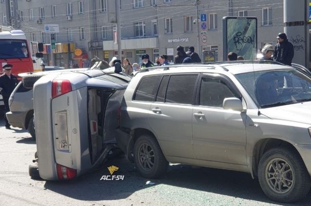 Пять машин попали в массовое ДТП в центре Новосибирска
