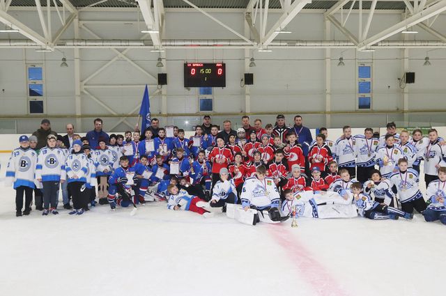 Команда из Клинцов победила в турнире по хоккею на кубок губернатора