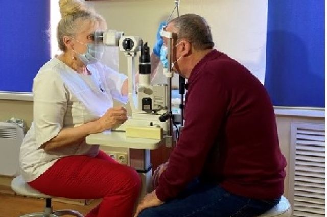 В больнице Ерошевского вернули зрение мужчине после осложнения COVID-19