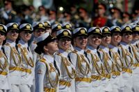 Cводный парадный расчет женщин-военнослужащих Военного университета министерства обороны РФ на Красной площади во время военного парада.