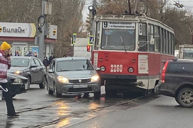 В центре Саратова трамвай разбил Renault