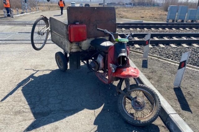 В Омской области водитель мотороллера врезался в поезд на ж/д переезде