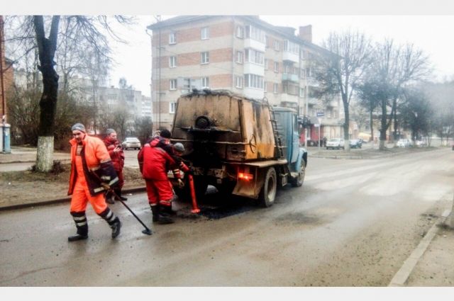 Ямочный ремонт дорог в Смоленске вступил в активную фазу