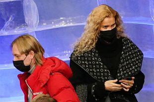 Тренеры Этери Тутберидзе и Евгений Плющенко во время тренировки спортсменов перед соревнованиями чемпионата мира по фигурному катанию в Стокгольме.