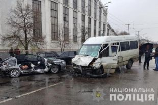 В Запорожье столкнулись легковой автомобиль и микроавтобус: есть жертвы.