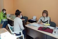 Юлия консультирует мигрантов в своём офисе. 