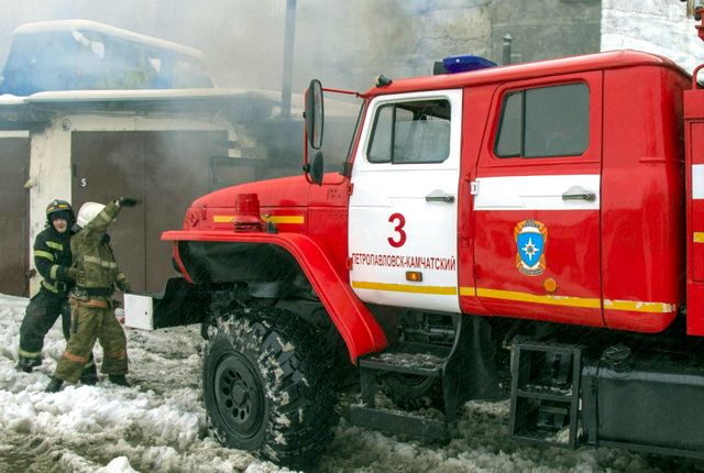 В Петропавловске пожарные не позволили бочкам с бензином взлететь на воздух