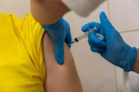 Вакцинация от COVID-19 в Новосибирской области началась почти три месяца назад. За это время первым компонентом вакцины привили 169 551 человек. 