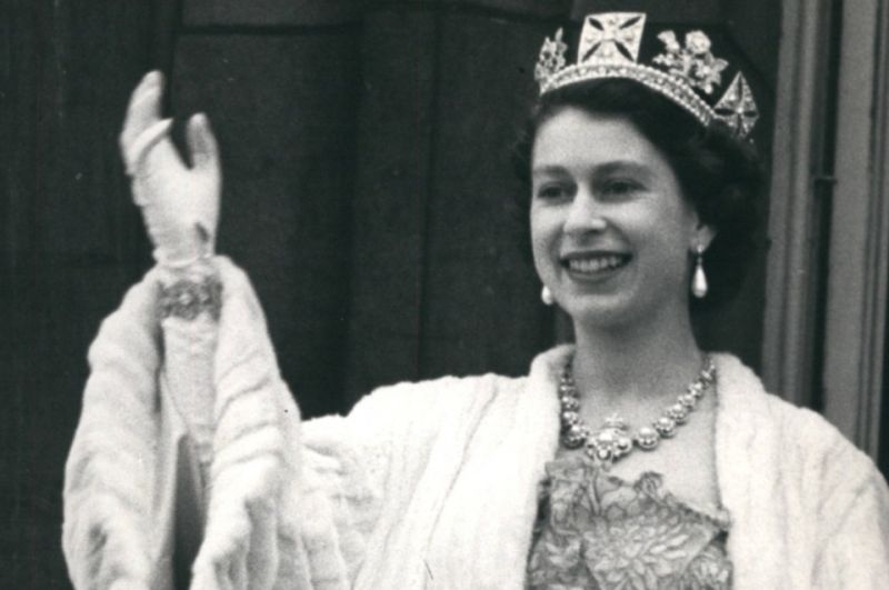 Королева Елизавета II приветствует с балкона Букингемского дворца, 1960 год
