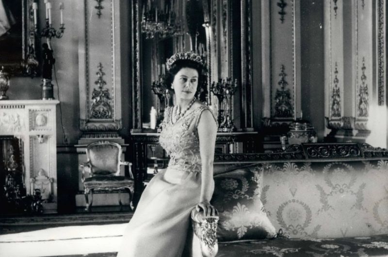 Королева Елизавета II отметила 43-й день рождения в понедельник, 21 апреля 1969 года. Ее Величество в бирюзовом шелковом вечернем платье в Белой гостиной Букингемского дворца. Жемчужно - бриллиантовая диадема, которую она носит, была куплена у семьи Великой княгини Владимирской Марии Павловны в 1921 году
