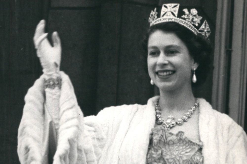 Королева Елизавета II приветствует с балкона Букингемского дворца, 1960 год