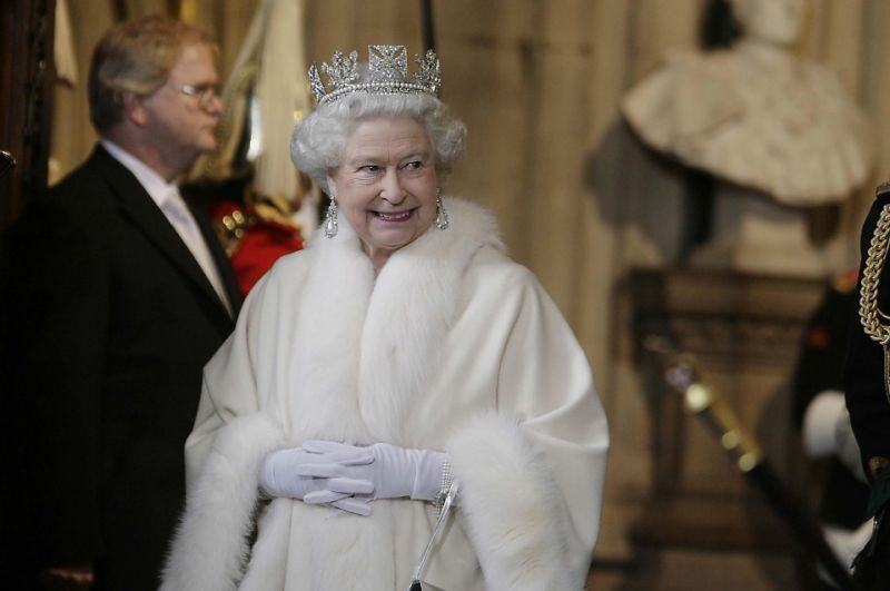Королева Елизавета II уходит в Палату лордов после своей речи, 2008 год