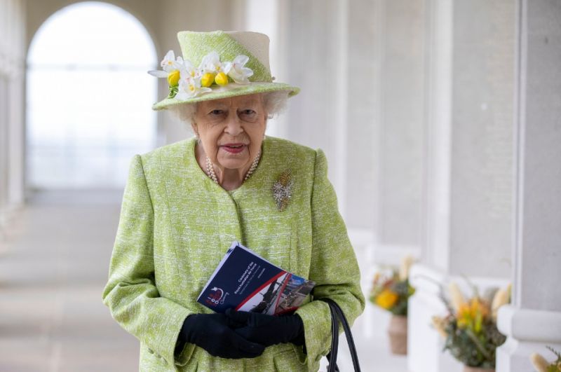 Королева Елизавета II во время визита в Мемориал ВВС в британском Раннимиде, 31 марта 2021 года