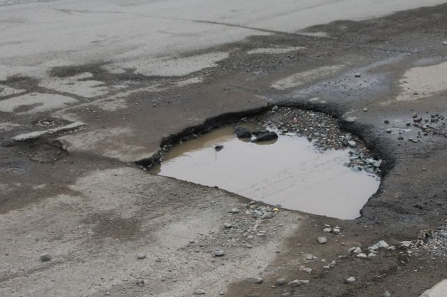 Автомобилист взыскал ущерб за повреждение авто на дороге в Смоленске
