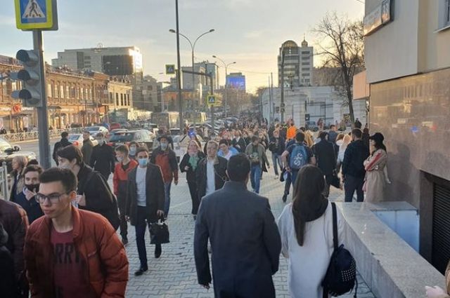 В центре Екатеринбурга горожане двинулись колонной по главным улицам