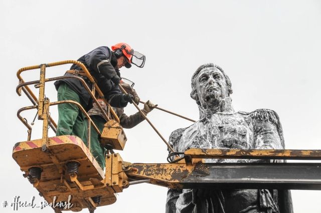 Памятники в Смоленске чистят к майским праздникам