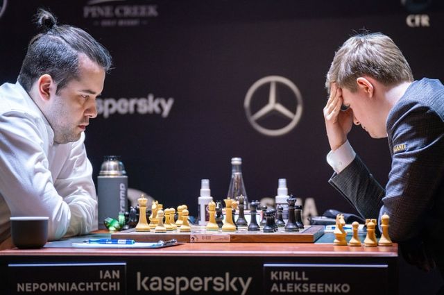 Российские шахматисты сыграли юбилейную партию на турнире претендентов