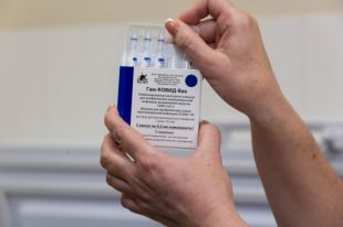 Всех желающих ветеранов вакцинируют перед парадом Победы.