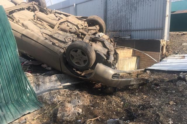 Автомобиль сломал забор и перевернулся в Хабаровске, водитель погиб