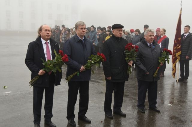 Алексей Русских и Сергей Панчин возложили цветы к памятнику Ленина