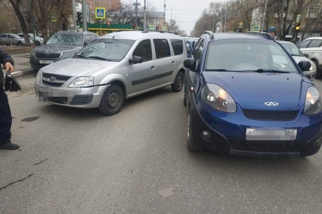 В столкновении трех автомобилей на Кутякова пострадал водитель «Лады»