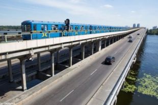 В Киеве ограничат движение транспорта по мосту Метро.