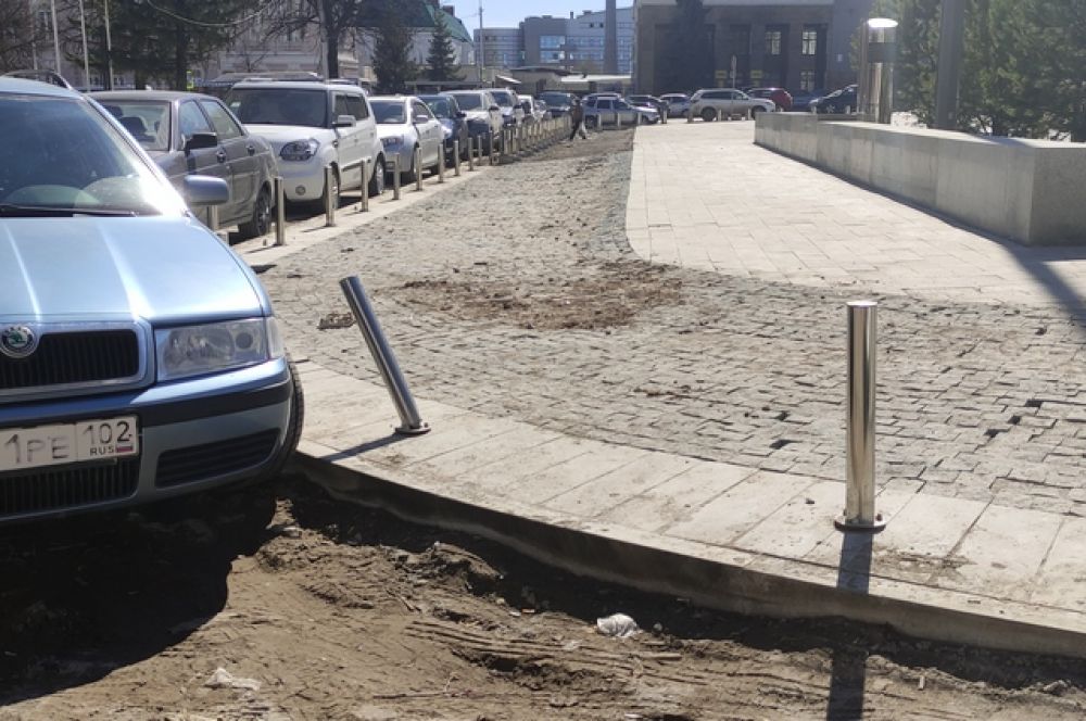Грязь, погнутые столбики ограждения, затейливый уклон "тротуара" с накиданным как попало булыжником - такое в Уфе можно встретить на каждом шагу, не только на центральной площади города.