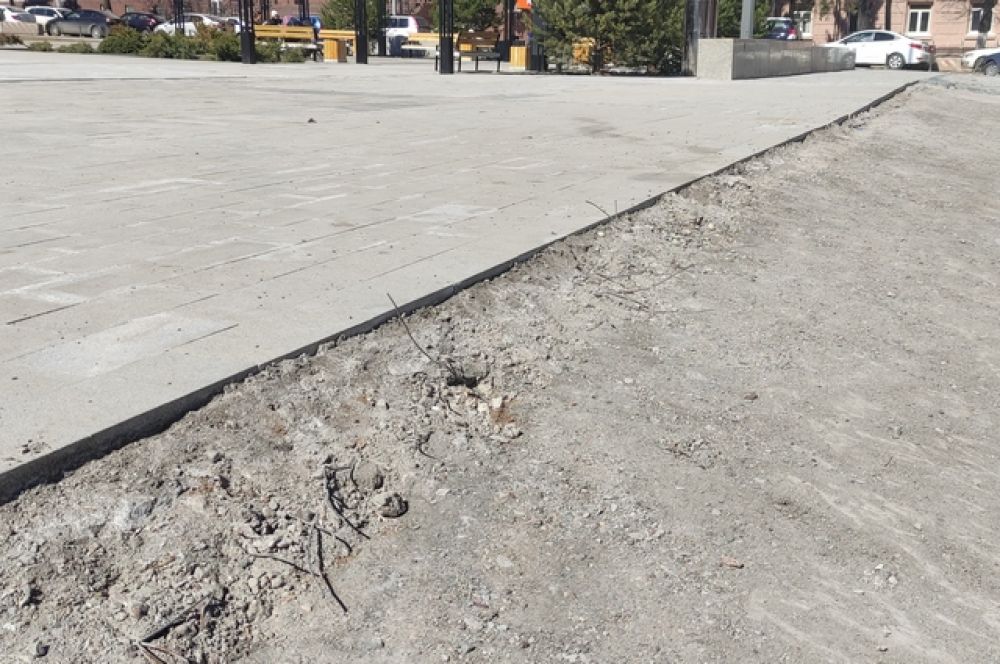 Торчащая из мостовой проволока ничем не огорожена. Нет ни одного предупреждающего знака.