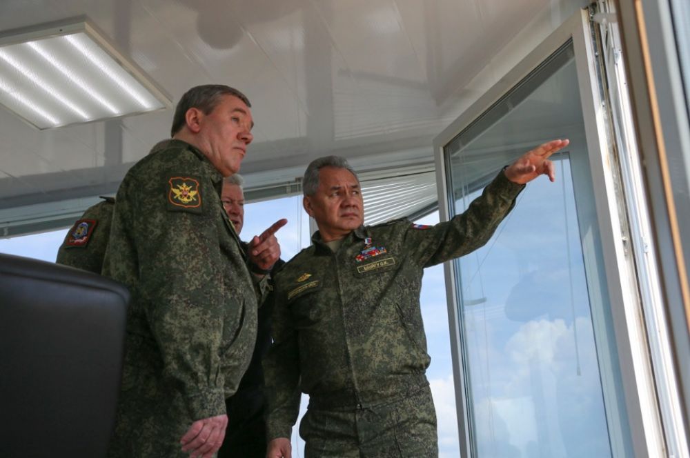 Начальник Генерального штаба Вооруженных сил РФ - первый заместитель министра обороны РФ Валерий Герасимов и министр обороны РФ Сергей Шойгу (слева направо) на полигоне "Опук" в Крыму, где проходят масштабные учения войск Южного военного округа и ВДВ