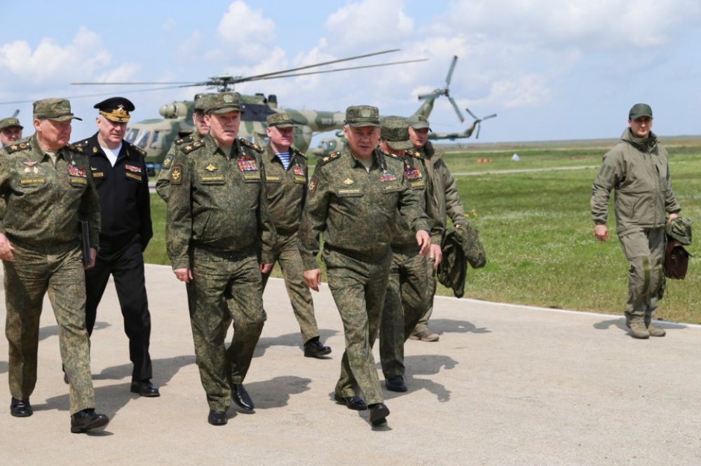 Начальник Генерального штаба Вооруженных сил РФ - первый заместитель министра обороны РФ Валерий Герасимов и министр обороны РФ Сергей Шойгу (слева направо) на полигоне "Опук" в Крыму, где проходят масштабные учения войск Южного военного округа и ВДВ