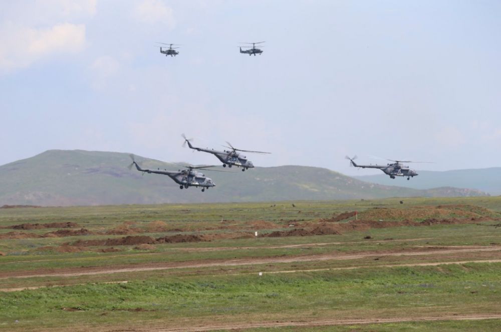 Вертолеты Ми-8 и Ка-52 во время масштабных учений войск Южного военного округа и ВДВ на полигоне "Опук" в Крыму